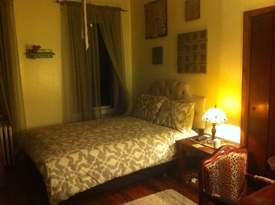 Bedroom with queen size bed