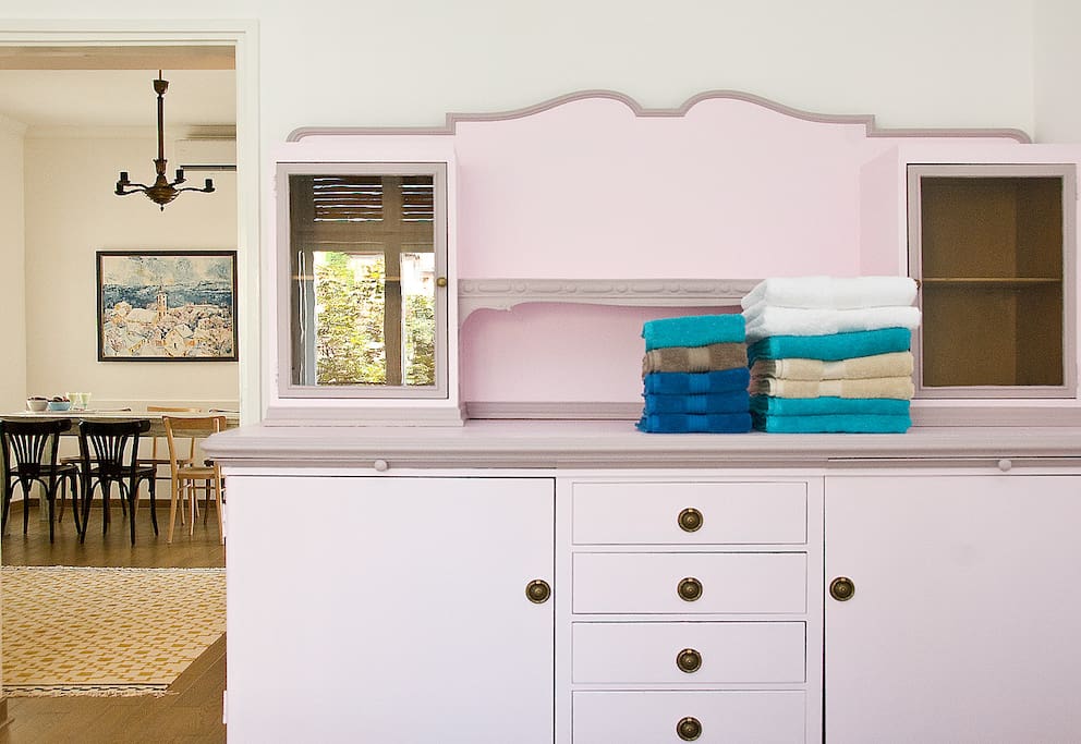 Bedroom 1 - pink vitrine