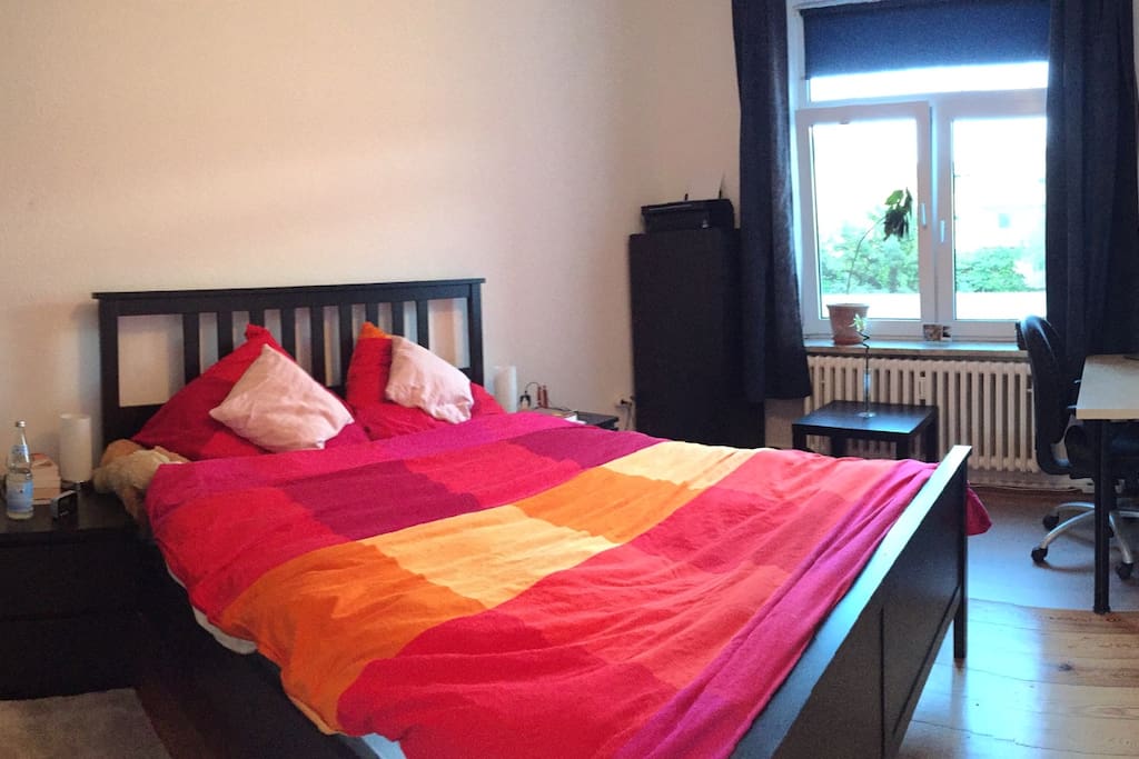 Schlafzimmer mit 160x200m Bett und kleinem Schreibtisch