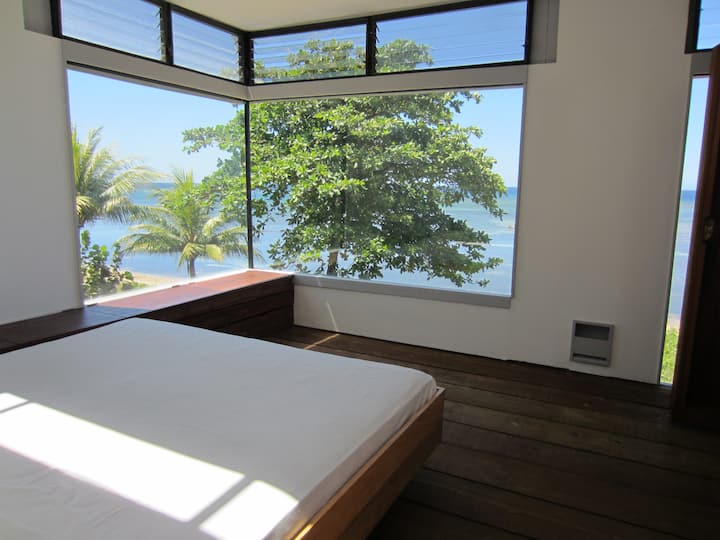 可欣赏全景的海滩卧室、加大双人床和天空灯