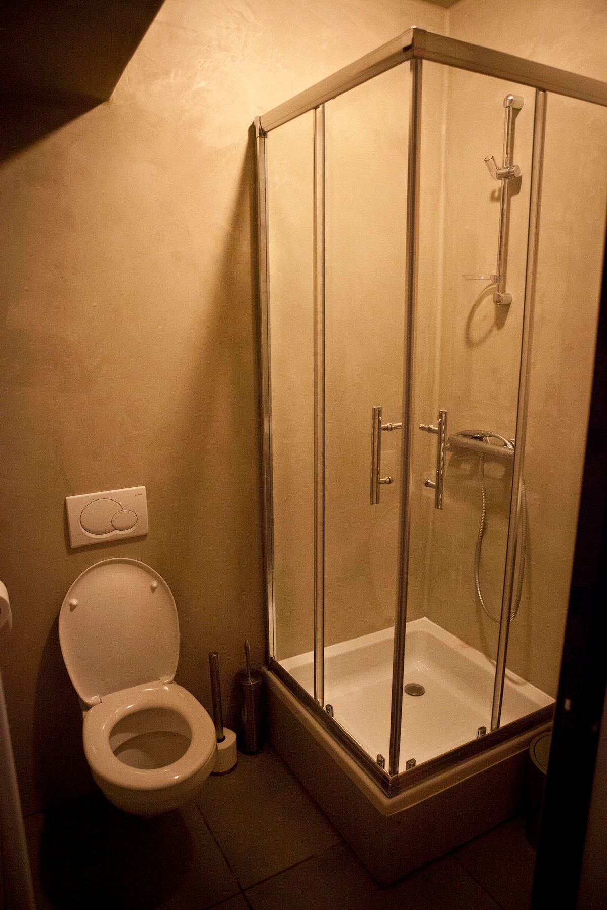 bathroom 1 with shower, lavabo and toilet at Band Resort 0.1 in Ghent