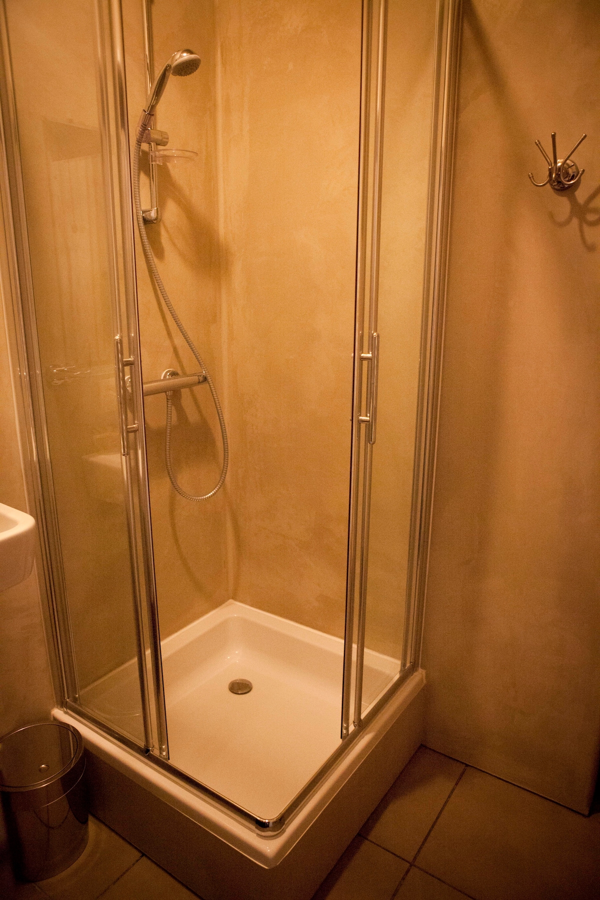 bathroom 2, with shower, lavabo and toilet at Band Resort 0.1 in Ghent