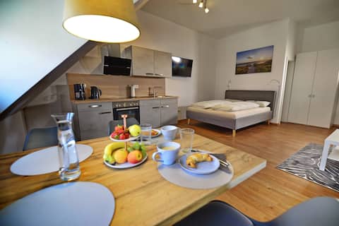 Pretti Apartments - NEW, Stylish, Absolutely Central