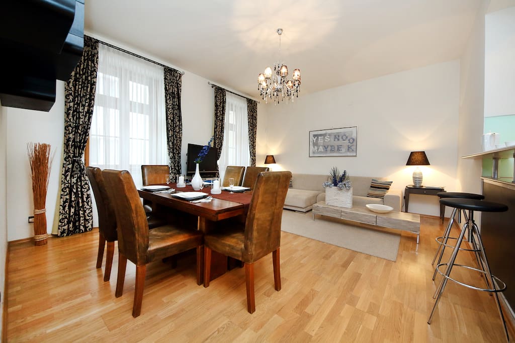 Dining and living area for 6 people