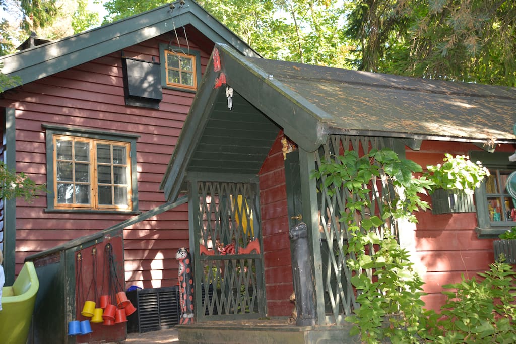 DUKKESTUEN and its playhouse