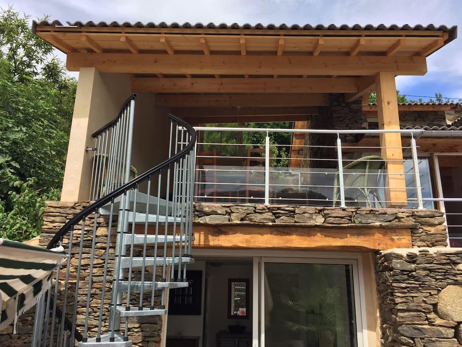 Terrasse couverte et chambre avec salle de bain en dessous