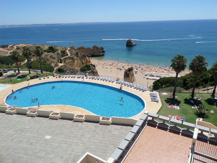 Vista da piscina do condomínio e praia Dona Ana