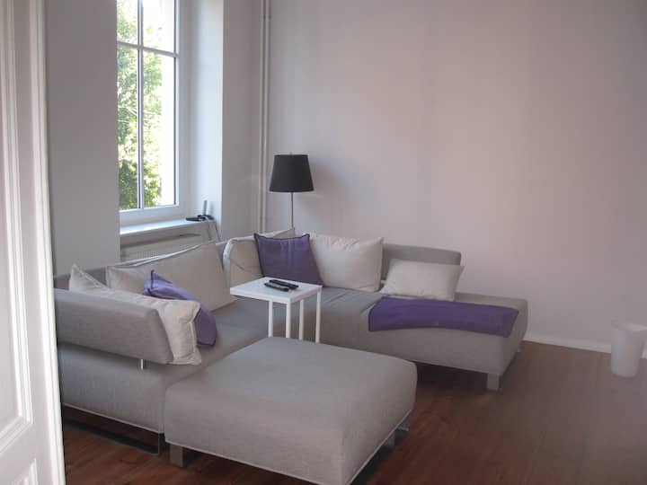 Central quiet cosy - private bathroom with shower