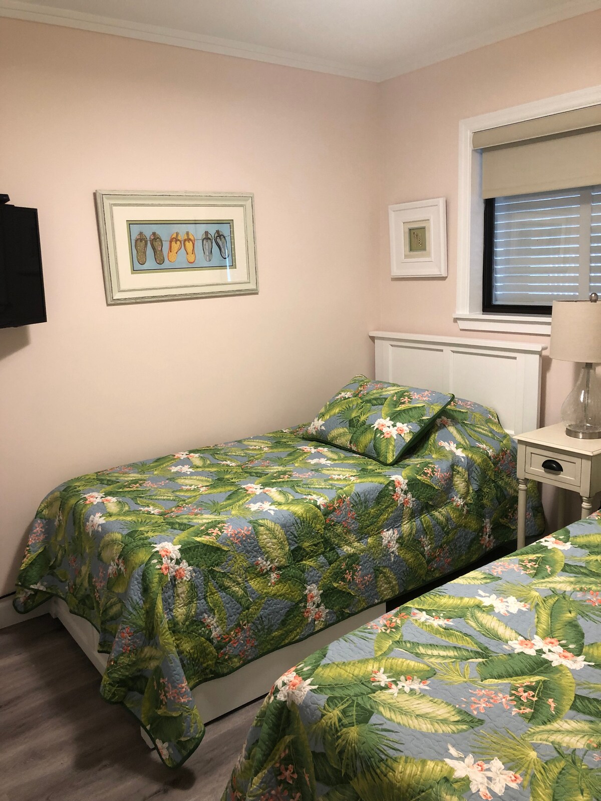 Druhá spálňa s 2 oddelenými posteľami s 32-palcovou inteligentnou televíziou s plochou obrazovkou.