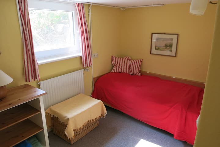 Jednolôžková spálňa
(okno so sieťou proti komárom)