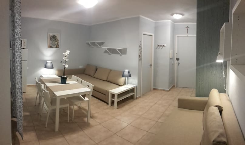 Apartment with 4 post bed and 2 pools