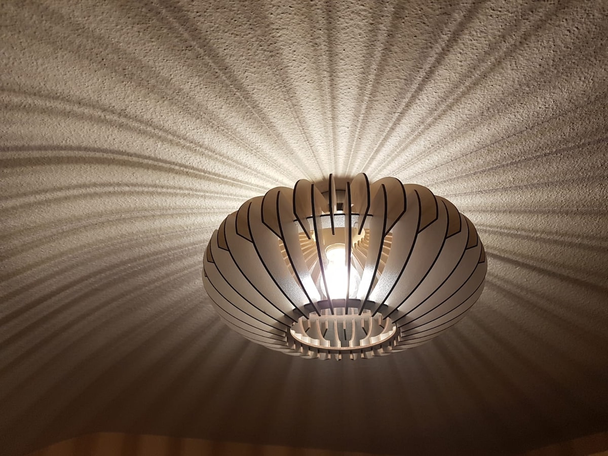 ефикасна дрвена таванска ламба во спалната соба