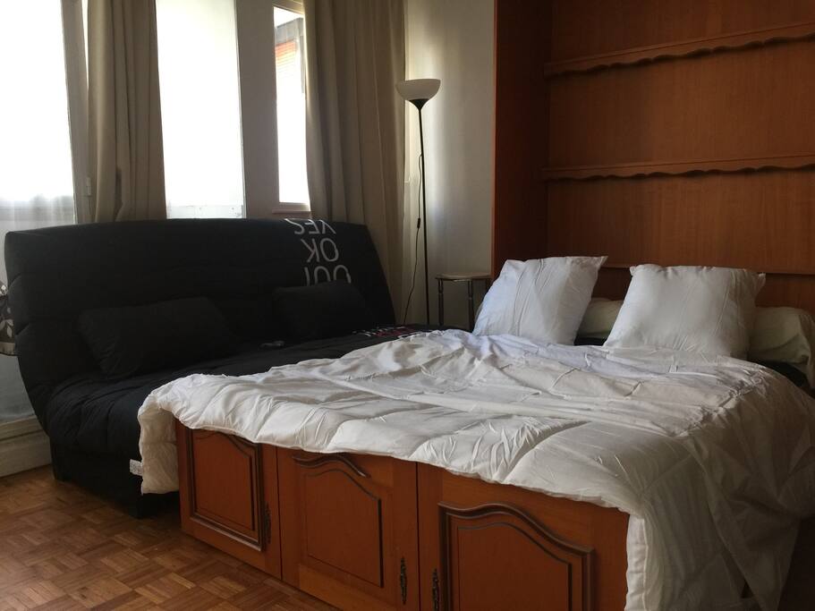 The bed can be pulled out from the closet. Comfortable with a 30cm mattress.
