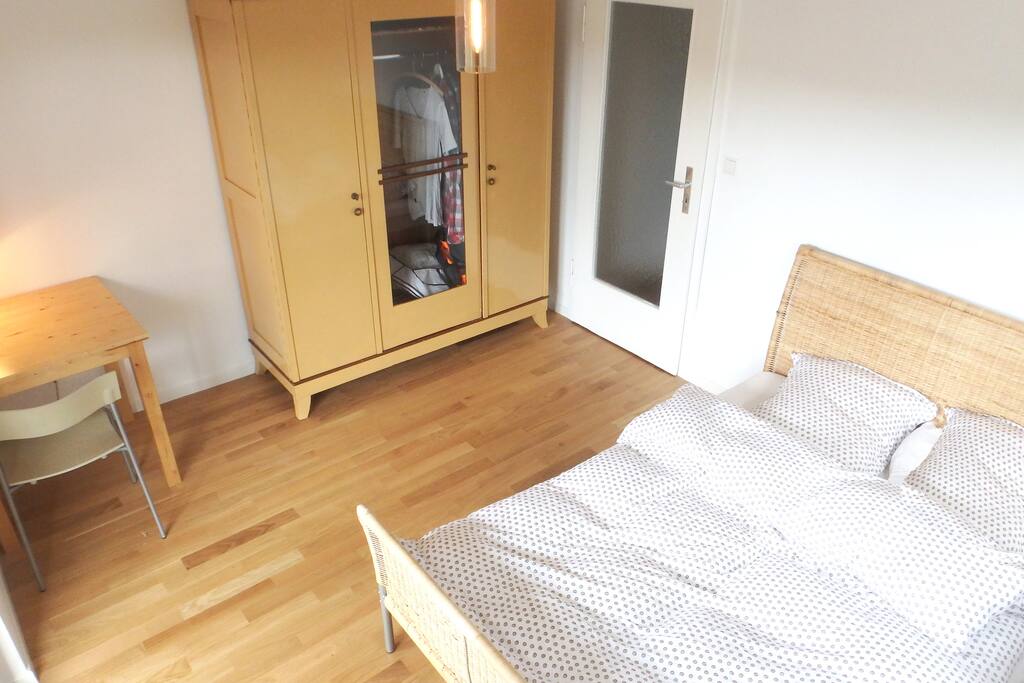 Kleiderschrank mit Bügel und Ablagefläche