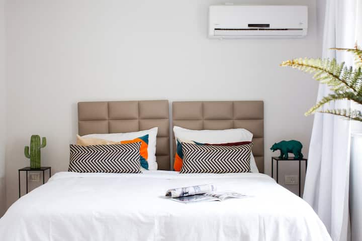 Трета спална соба со брачен кревет и уште еден единечен кревет