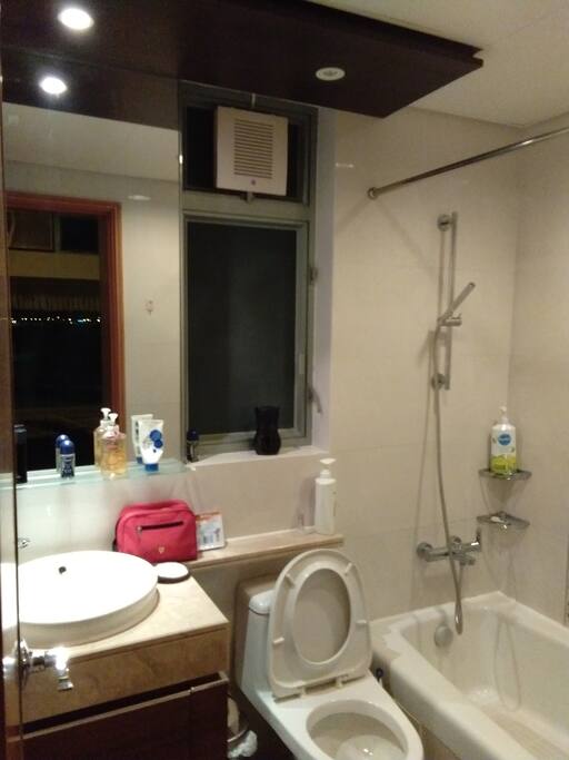 Master Bedroom's Ensuite bathroom