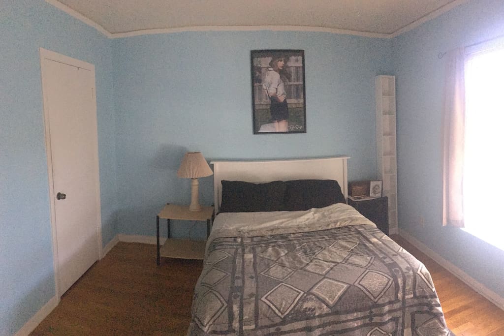 Huge closet, full size bed, bedside lamp, and Taylor Swift !!
