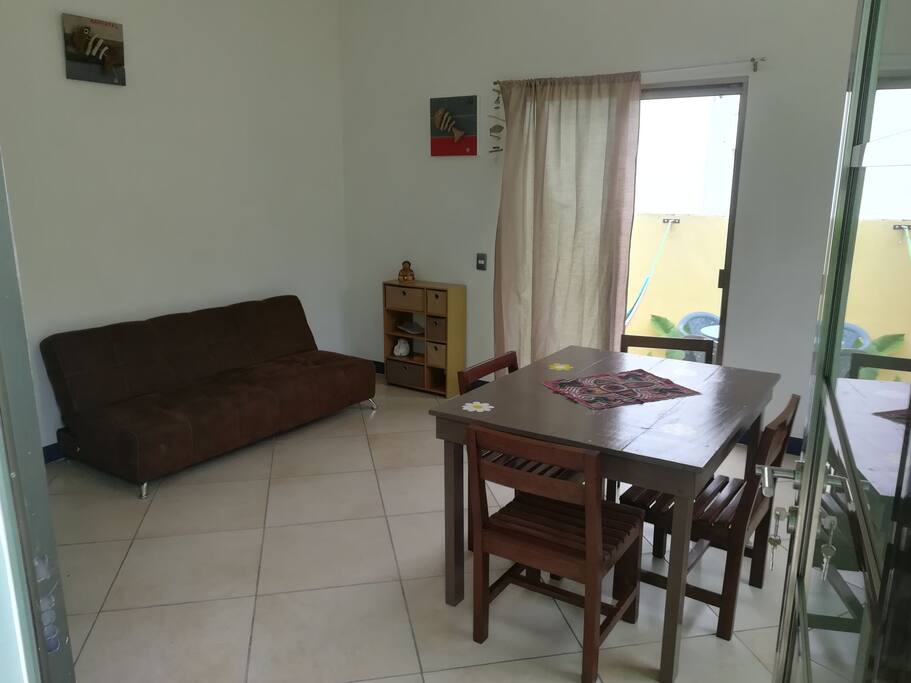 Salón-comedor con aire acondicionado y sofa-cama