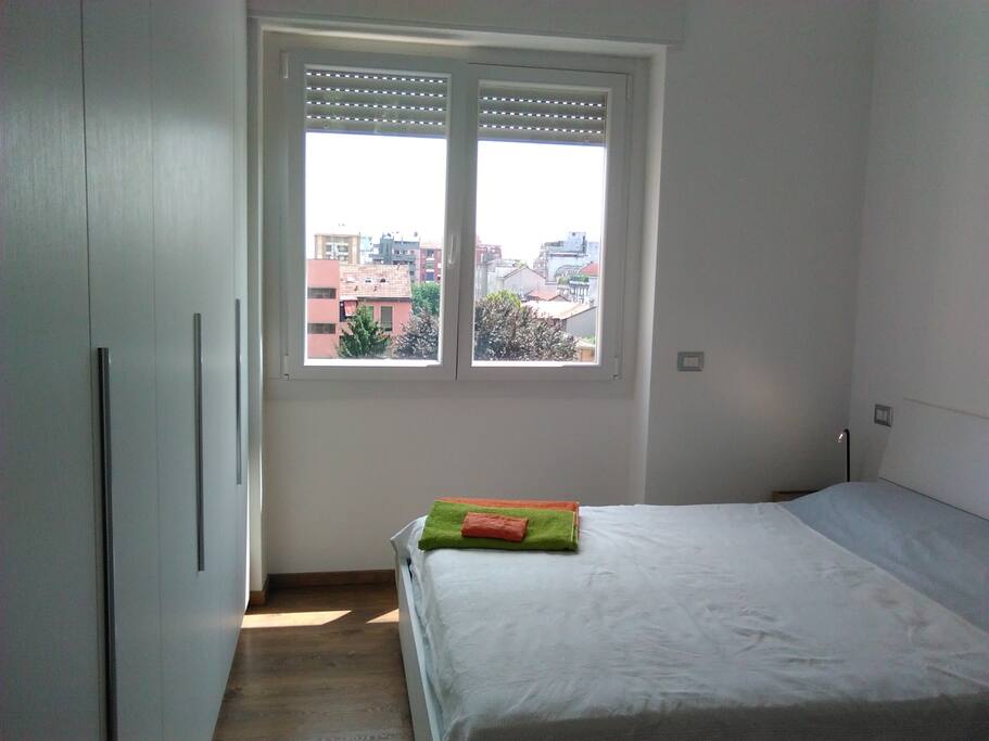Stanza con letto e armadio