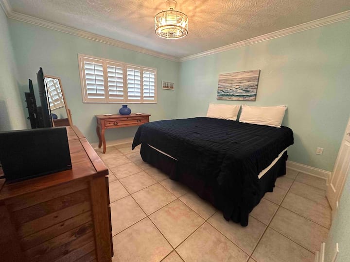 Dormitorio de invitados en el segundo piso con cama tamaño King. 