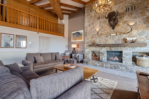 Successful Airbnb property: LIGHT-FILLED, PENTHOUSE APARTMENT WITH VIEWS in Mount Buller