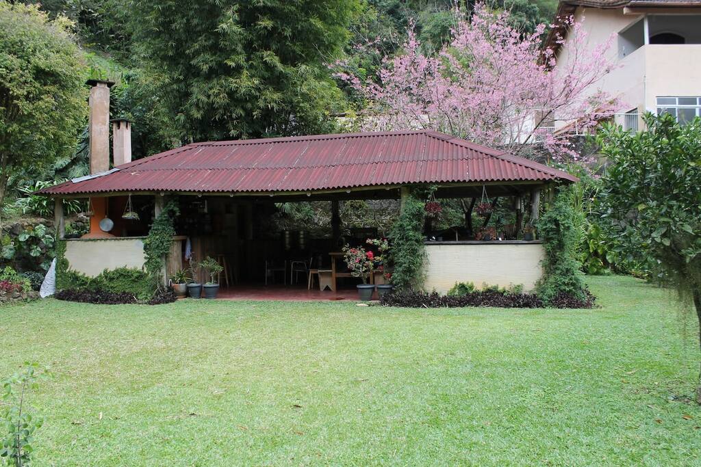 Espaço para lazer e eventos com churrasqueira e forno de pizza