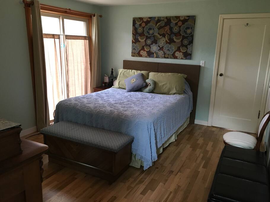 Master bedroom - queen bed