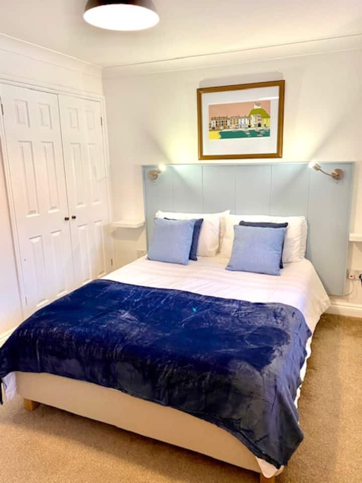 غرفة نوم بمقاس كبير في الطابق العلوي بطول 5 أقدام