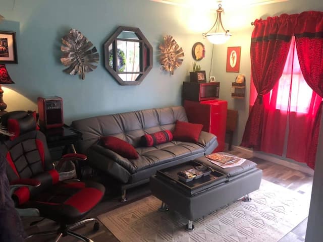 New studio apt close to airport. Private entrance.