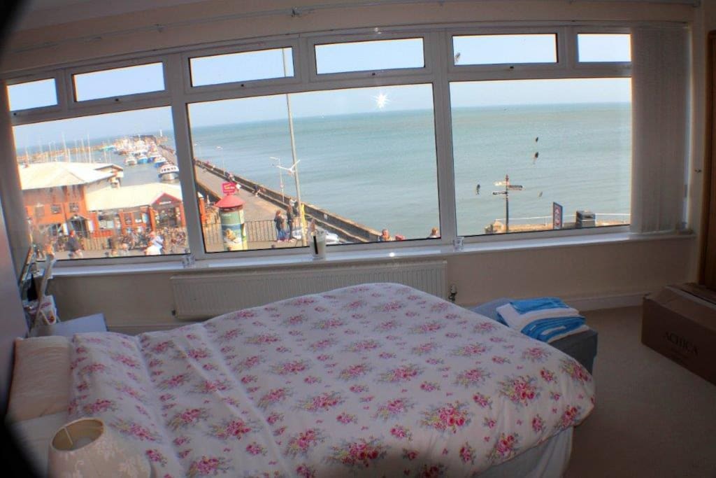 High tide on summer's day, Master bedroom