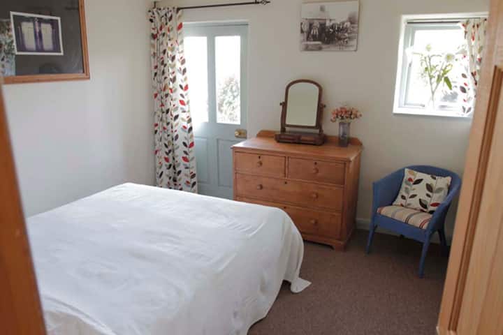 bedroom showing window and dressing table