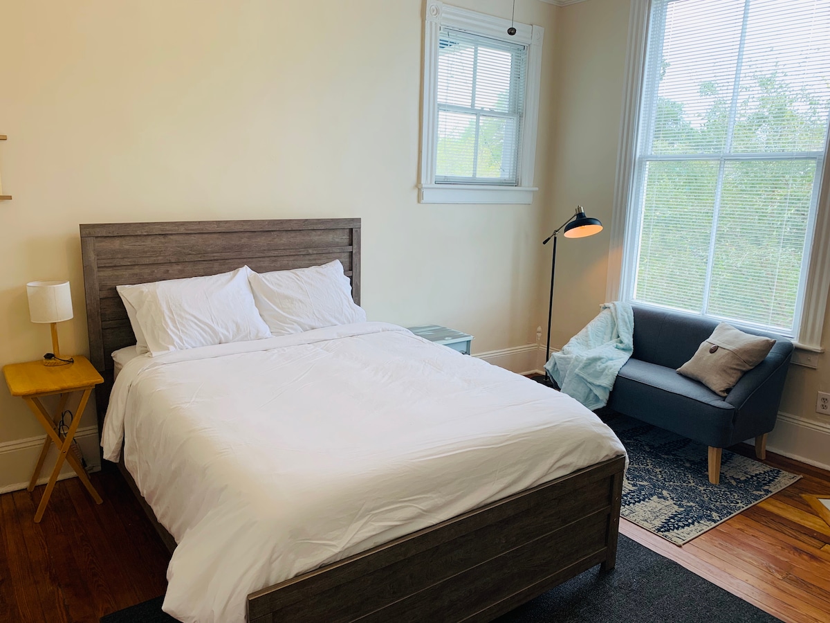 Front bedroom with queen bed