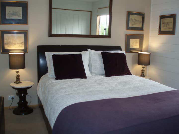 Sovrum på nedervåningen (Queen)