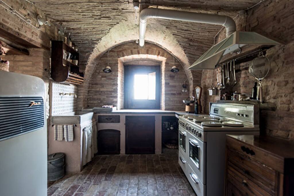 La cucina unica e ricca di strumenti ed oggetti dell'epoca è a disposizione degli ospiti.