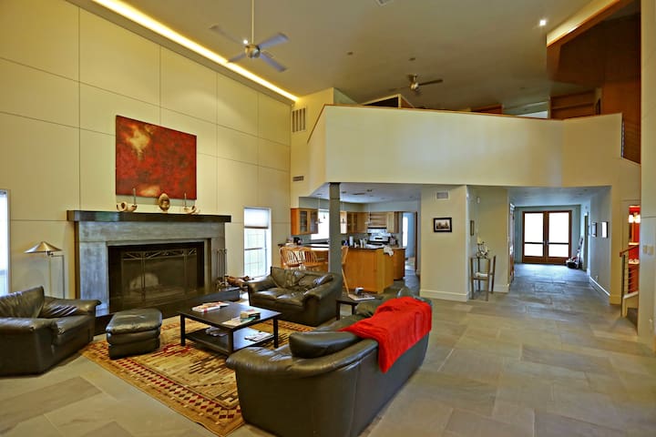 Walk to ACL Fest – Central Austin Gem sleeps 8-10 gallery image 2