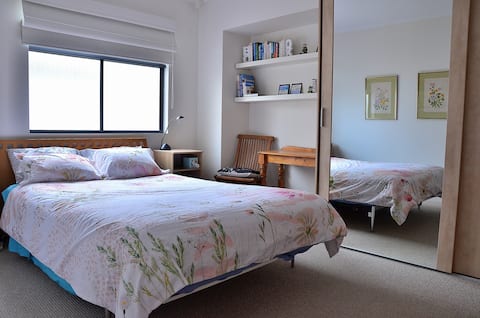 Convenient private double room by the sea