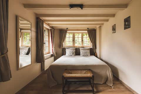 Lovely cottage overlooking canal w/ private garden