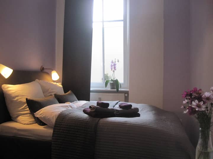 Central quiet cosy - private bathroom with shower