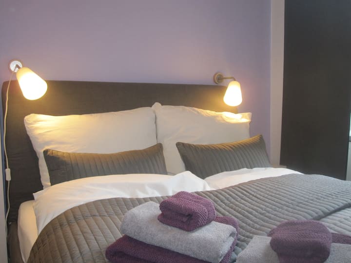 Central quiet cosy - private bathroom with shower