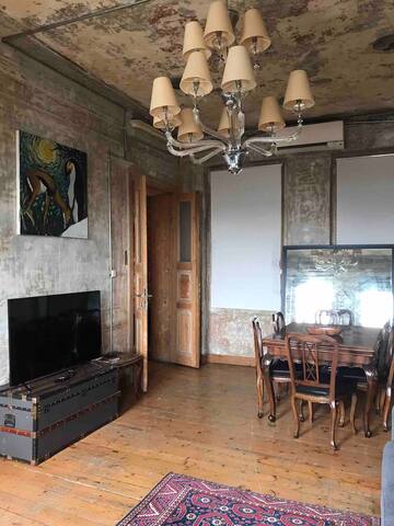 .Beautiful huge unit with lots of art on the wall gallery image 5