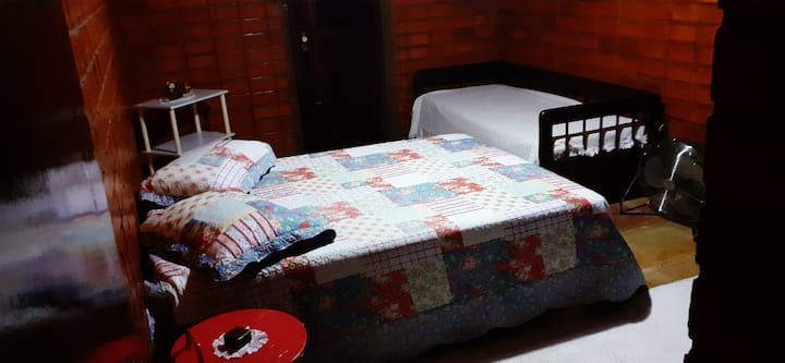 Dormitorio con acogedor balcón con vistas a la piscina.