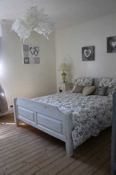 Une chambre cosy avec lit de 160.
Linge de lit fourni.