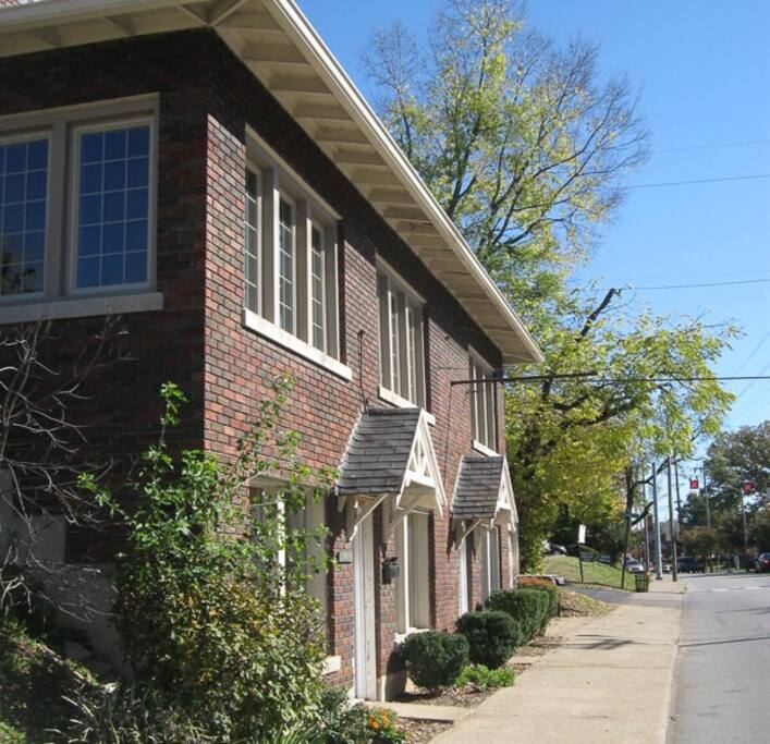 Perfect for short or long term accommodations in Louisville's Highlands neighborhood. Directly across the street from St Francis church, you will enjoy beautiful church bells and convenient access to many trendy neighborhoods. Walking distance to coffee shops, restaurants, and two Saturday farmers markets. The space is an apartment in a three unit building and conveniently located to all that Louisville offers.