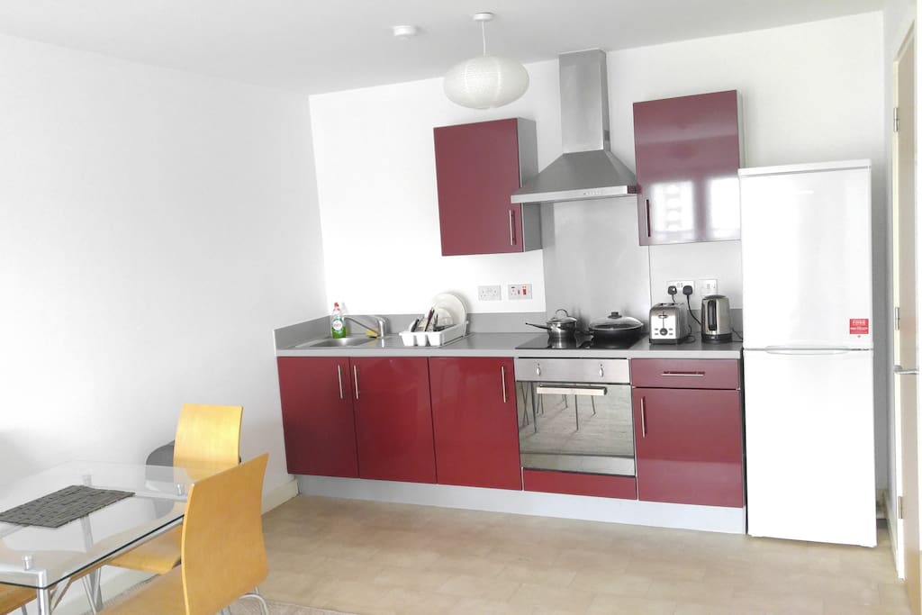 Fully equipped kitchen with oven, kettle, toaster, hob, rice cooker, fridge/freezer and all utensils.