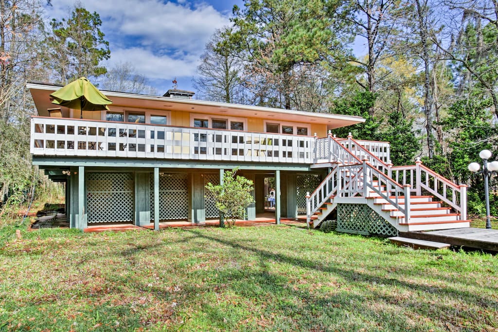 This home sleeps 8 and sits along the Bogue Falaya River in Covington.