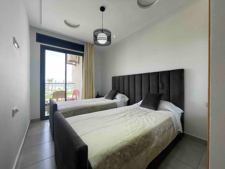 Chambre d'invités avec vue sur mer.