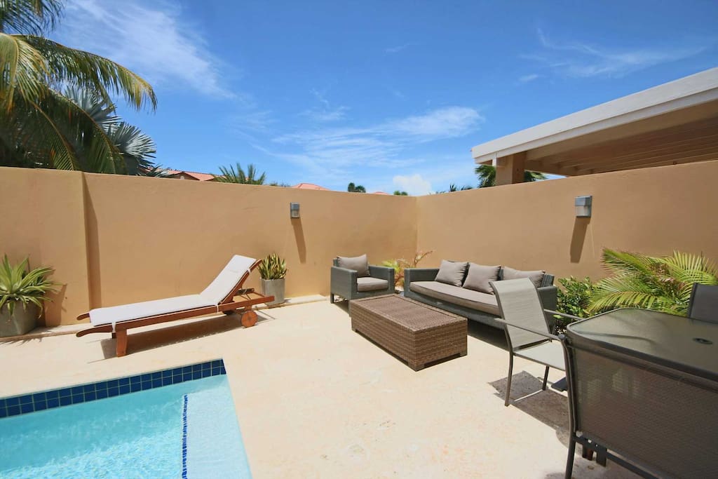 Enjoy the Aruban weather with your family and friends!