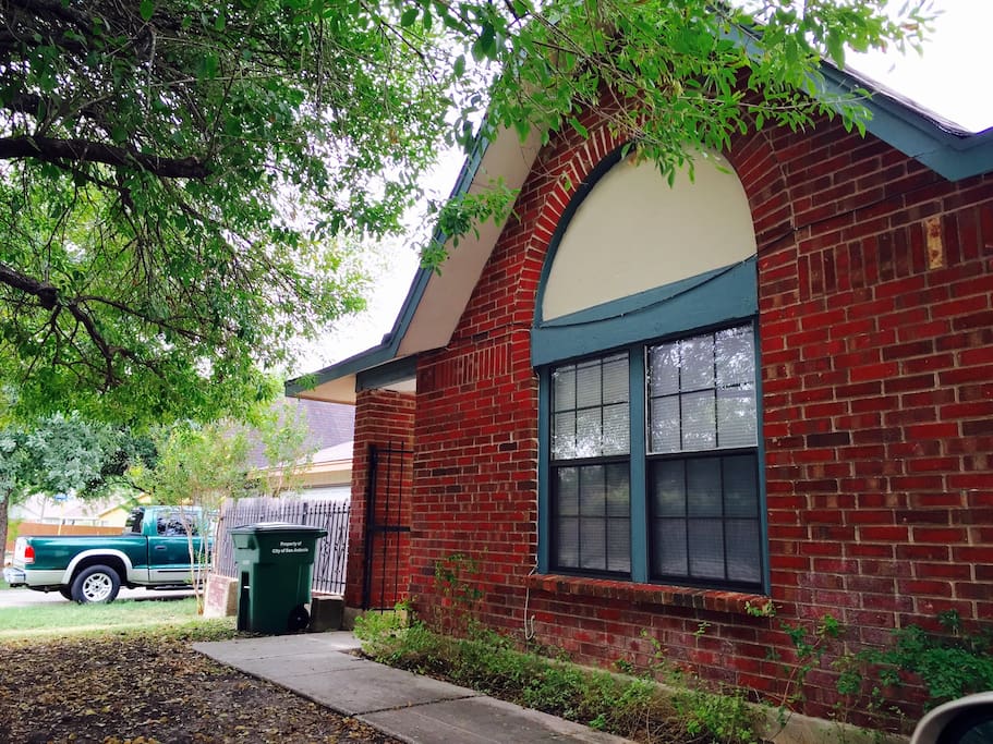 Recently redone 2000 sq ft home. Sleeps 8. Less expense than a hotel! Well located. Close to bus line, major highways, Fiesta Texas and major attractions 15 minutes away.
