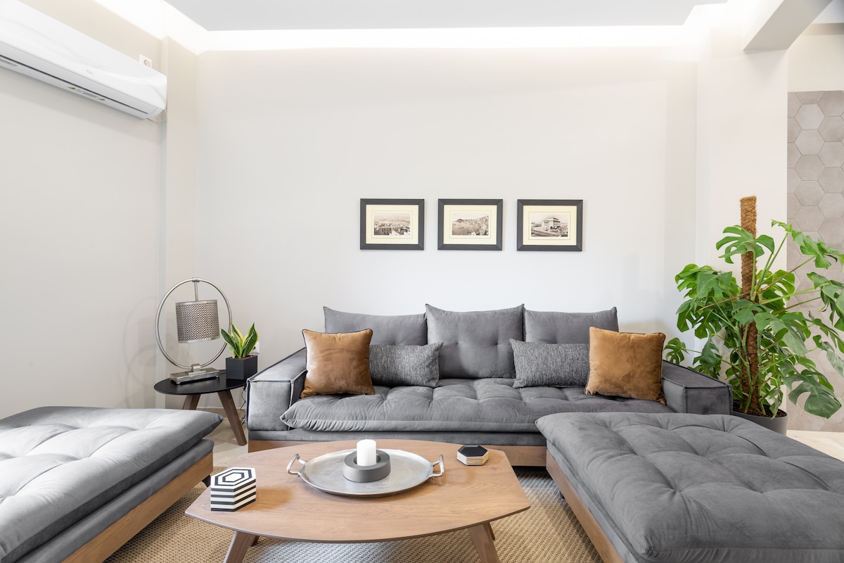 סלון מרווח עם ספה בהתאמה אישית. מקום ל -2