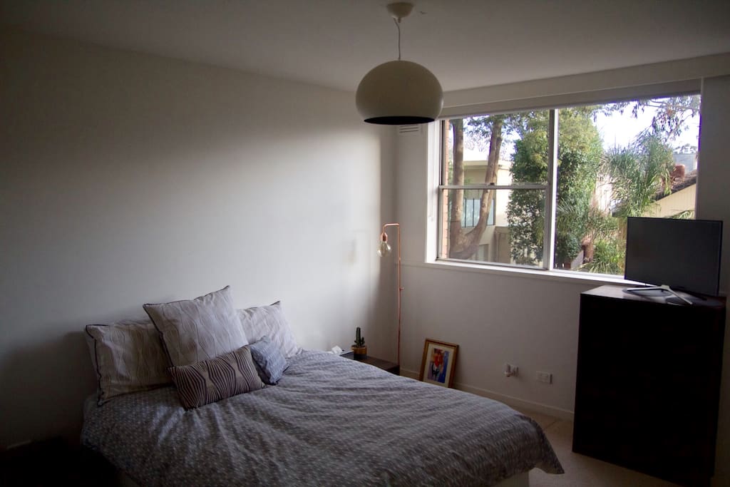 Master bedroom (Queen size + ensuite)